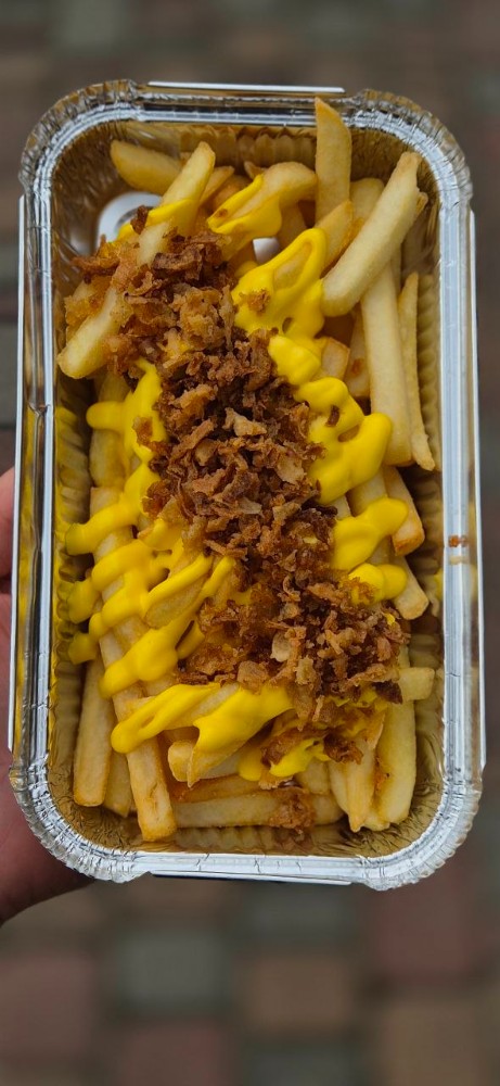 Картопля фрі з сирним соусом та цибулевою крихтою