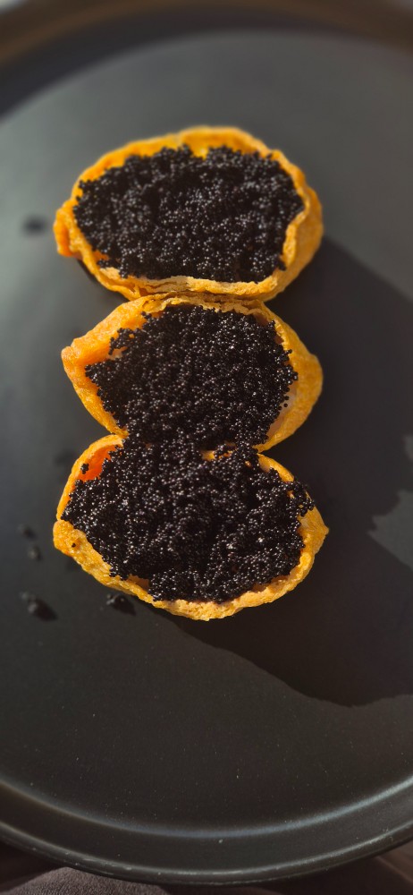 Інарі з чорною ікрою 