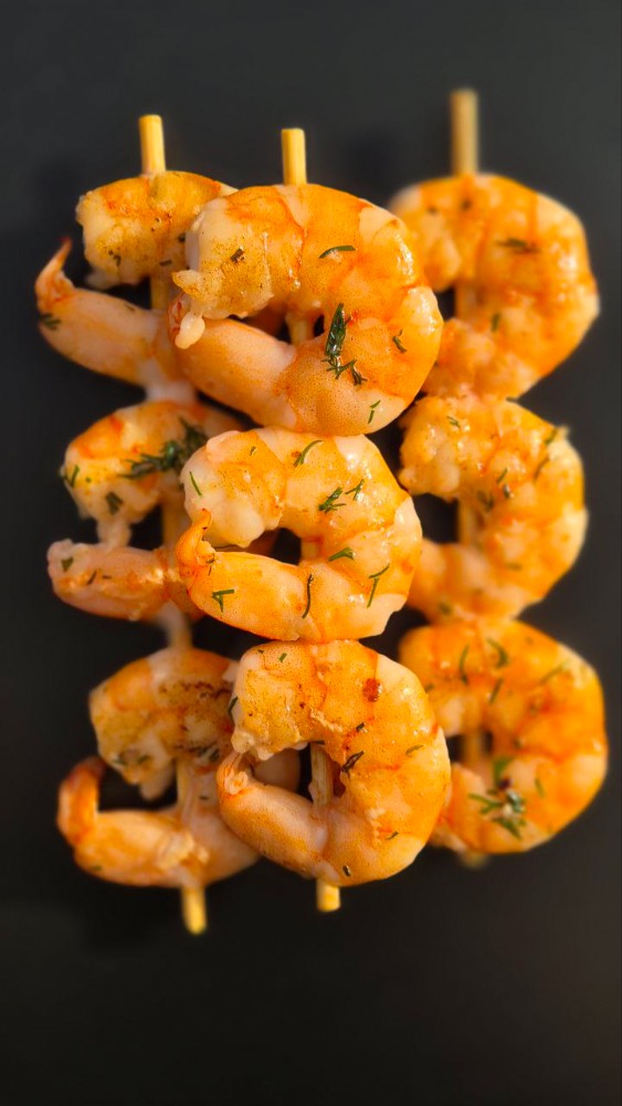 Креветки на пательні з кропом та часником