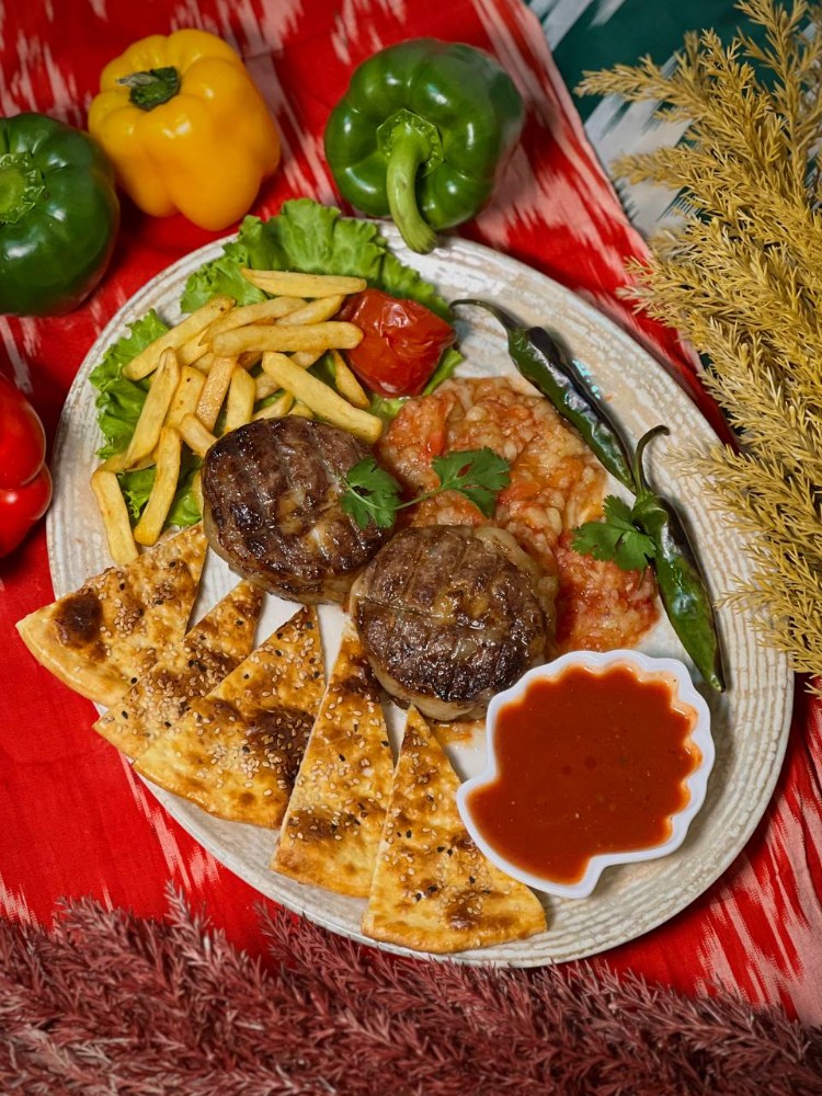 Котлеты на мангале с овощами