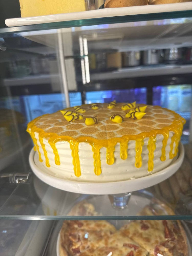 Торт Полуничний медовик