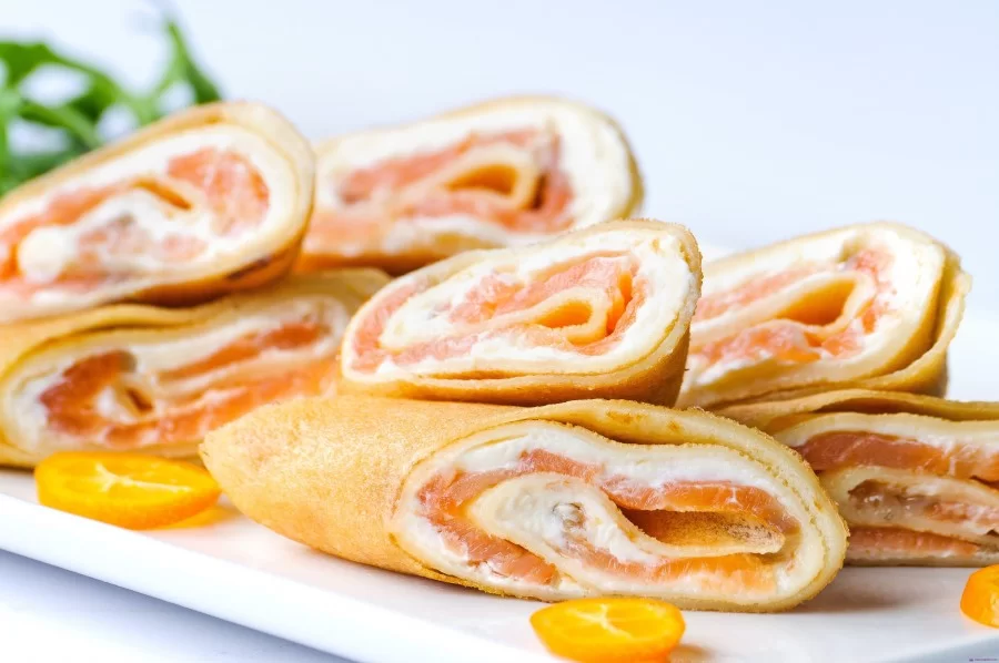 Млинці з червоною рибою