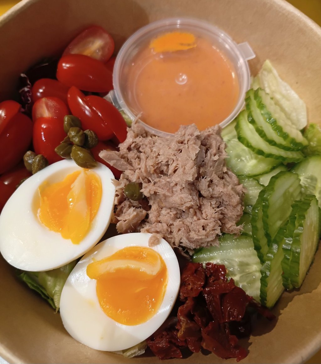 салат з тунцем