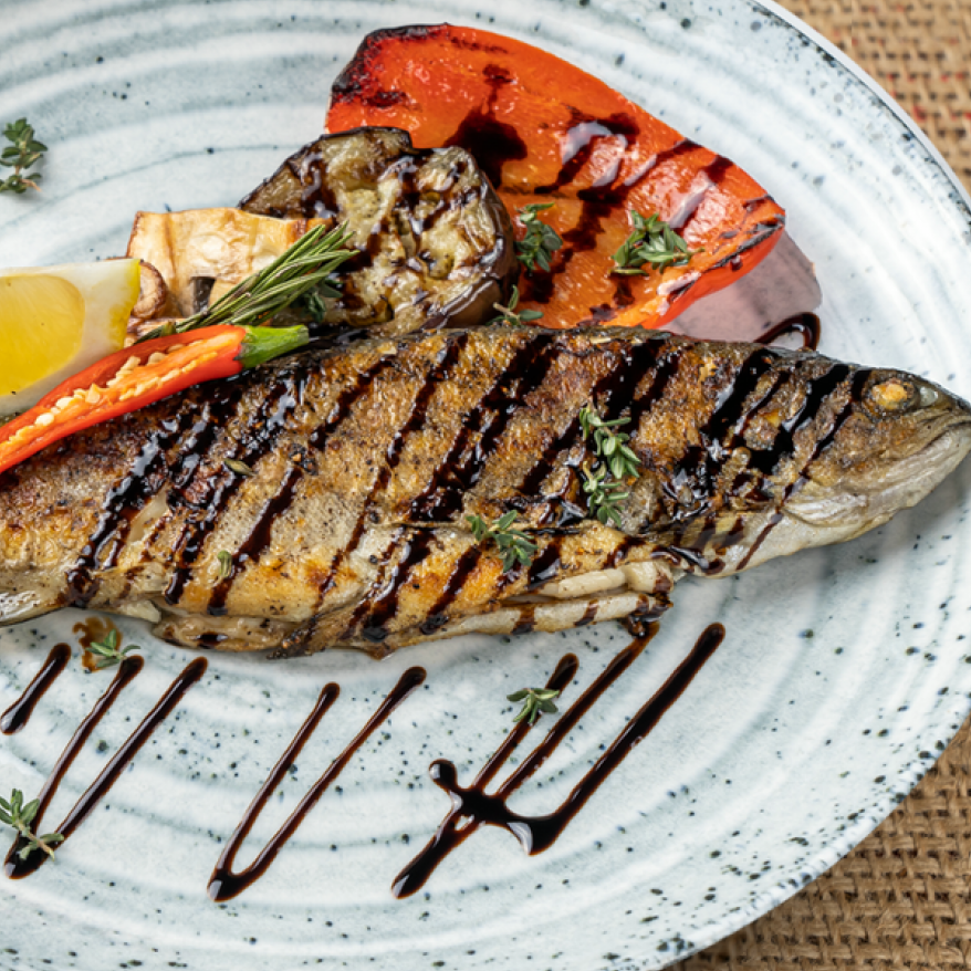 Форель райдужна запечена з овочами