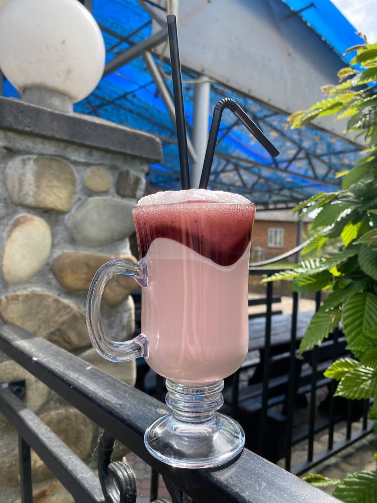 Полуничний молочний коктейль