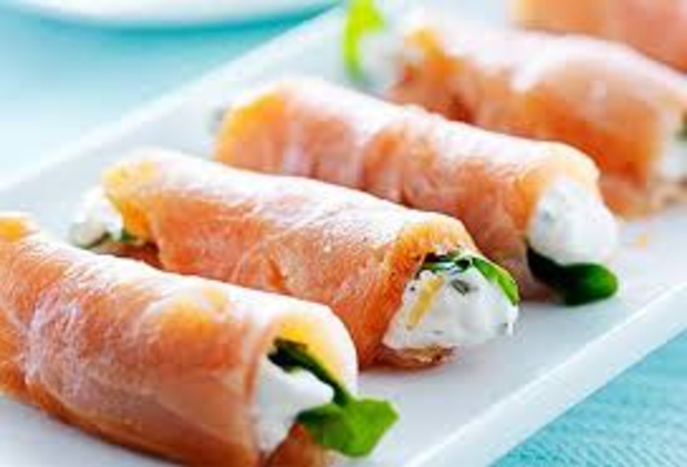 Рулетики з лосося з вершковим сиром
