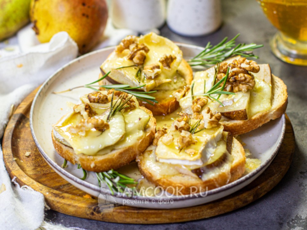 Брускета з грушею та сиром Дор Блю