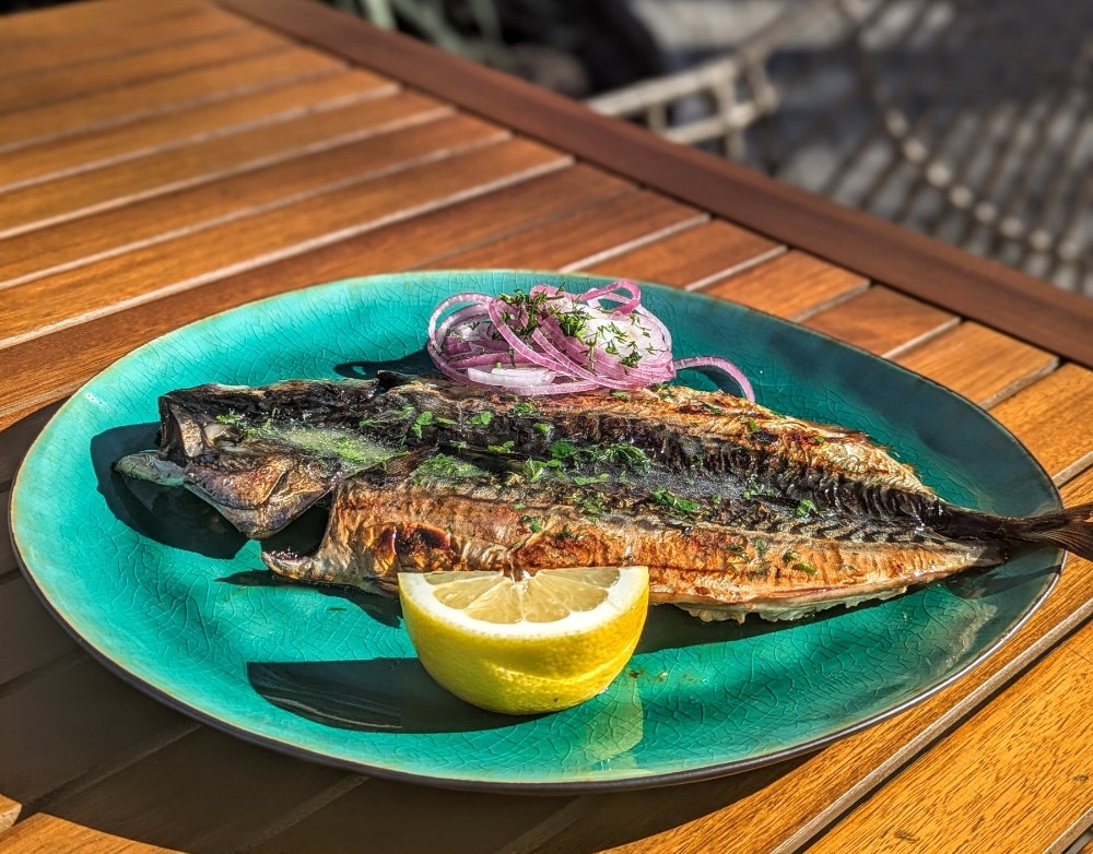 Скумбрія запечена в хоспері у пряному вершковому маслі