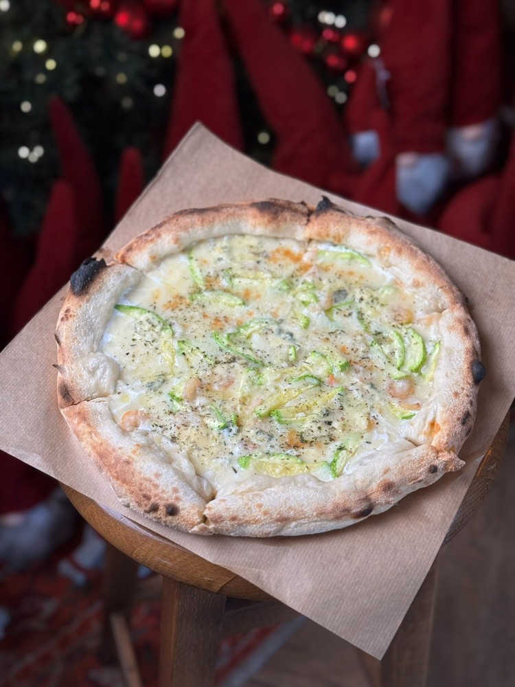 Піца з креветкою, цукіні та сиром дорблю