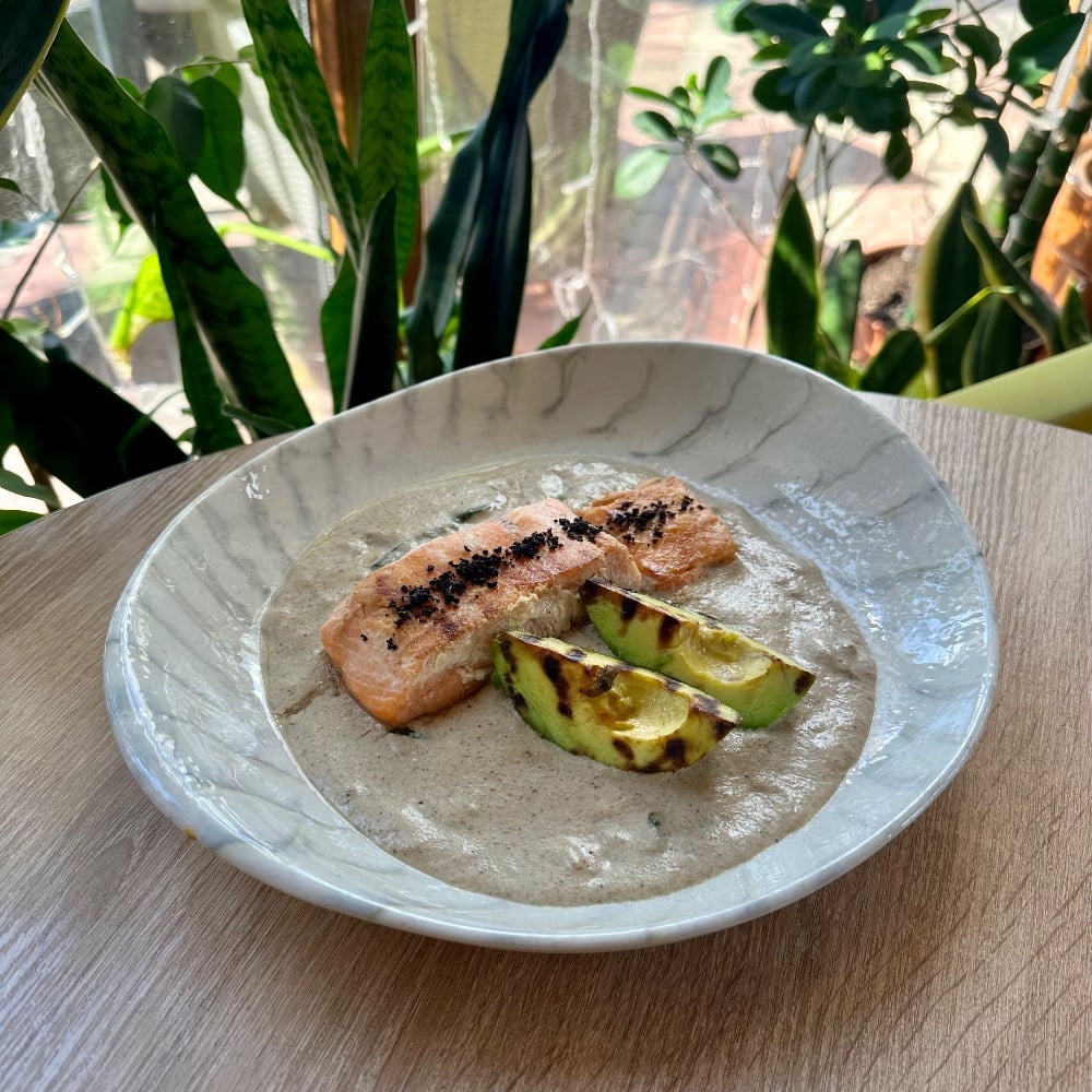 Стейк із лосося су-від з авокаго гриль та соусом із лісових грибів