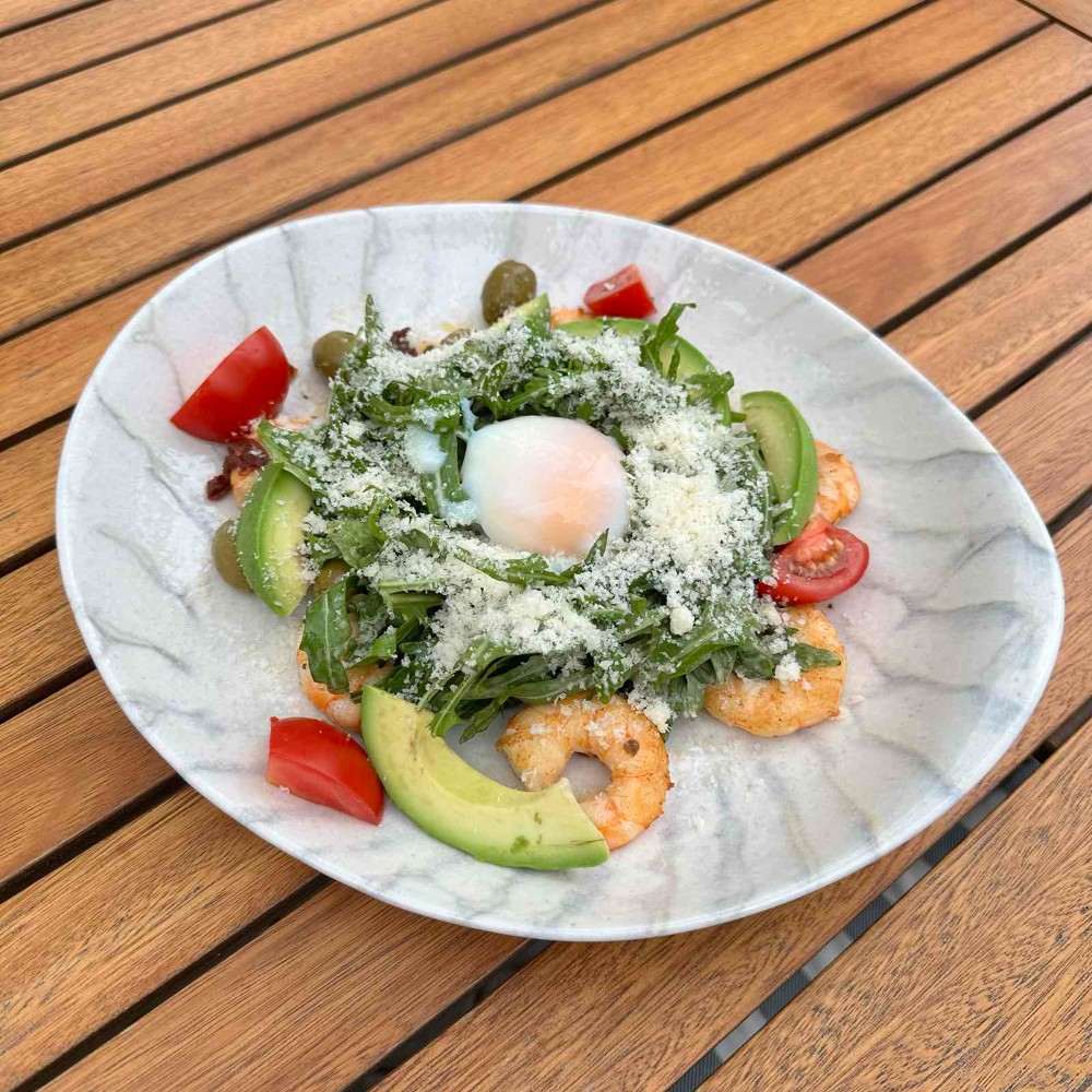 Салат зі смаженою креветкою та яйцем пашот