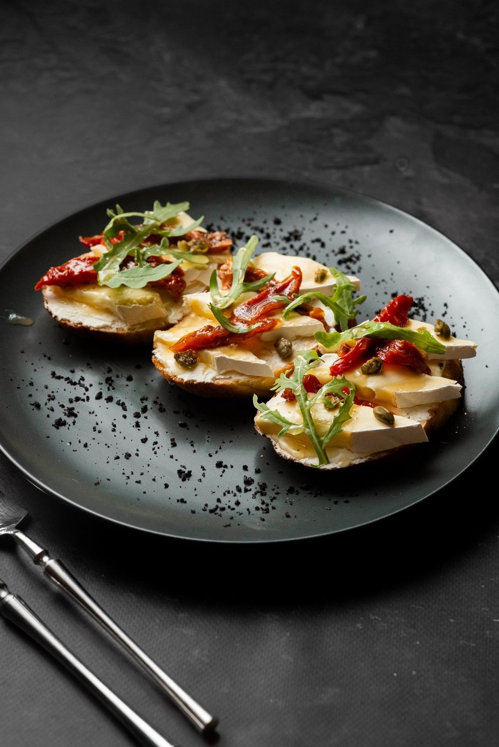 Брускета з в'яленими томатами медом і сиром брі