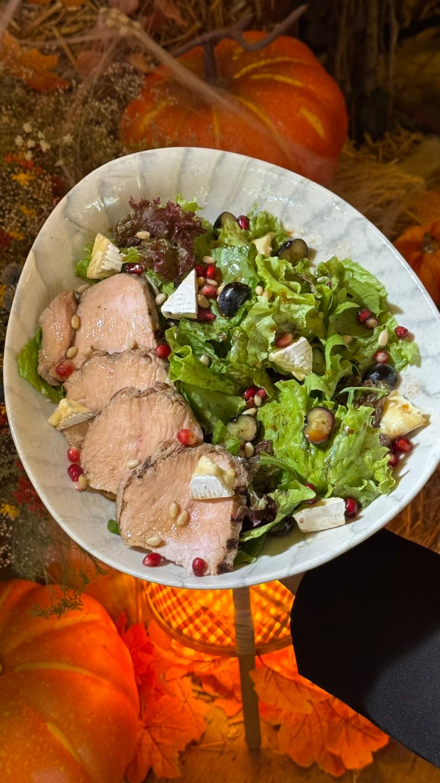 Салат з індичкою та сиром брі