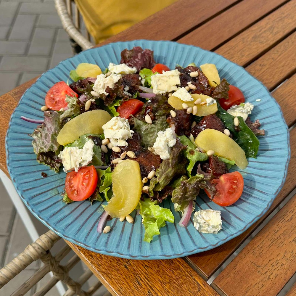 Салат з печінкою та карамелізованим яблуком