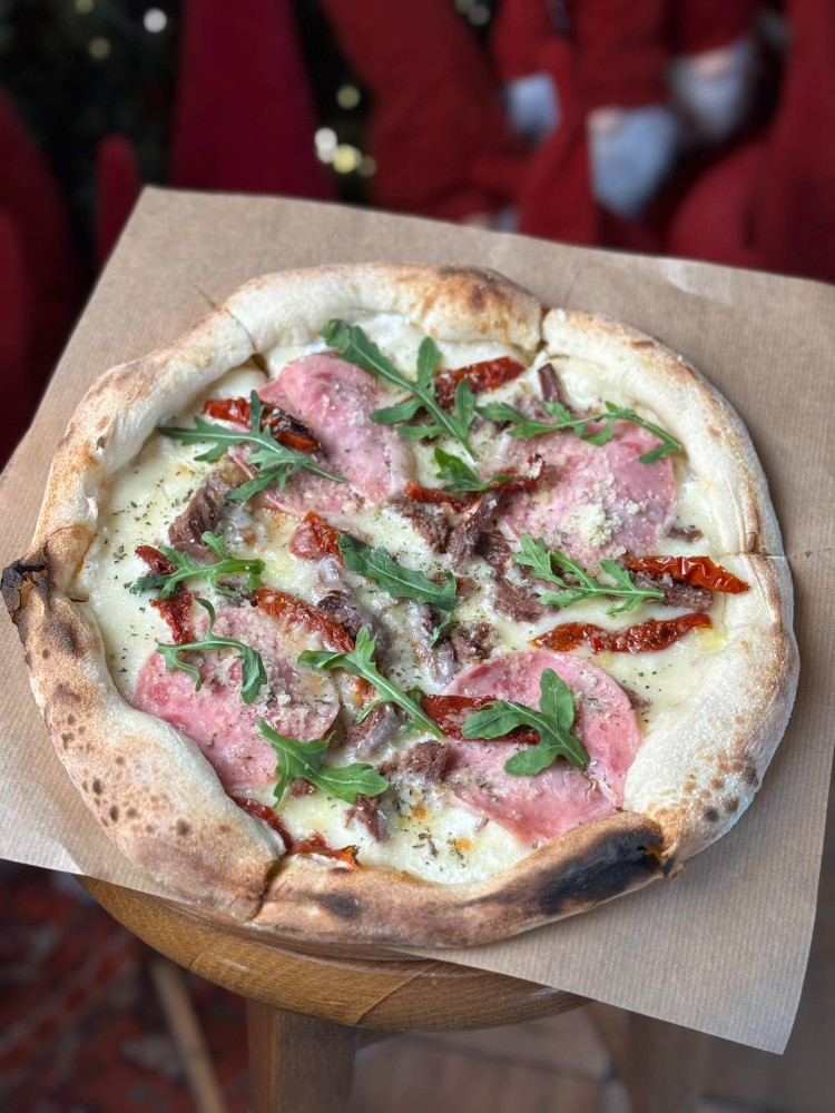 Піца з телятиною та в'яленими томатами