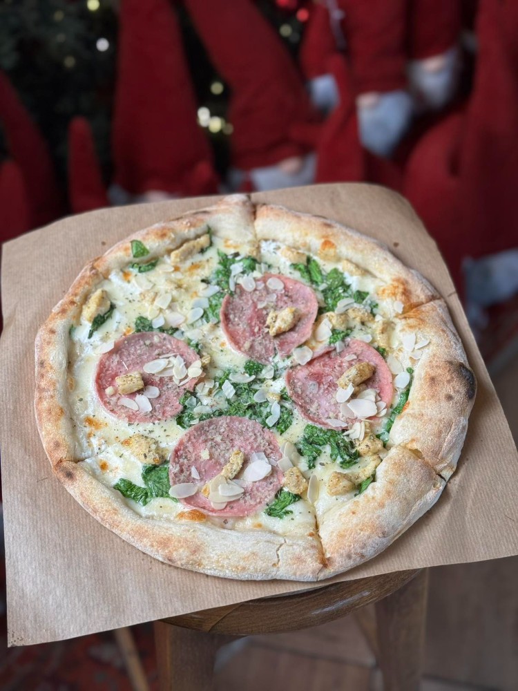 Піца з куркою, шинкою та шпинатом