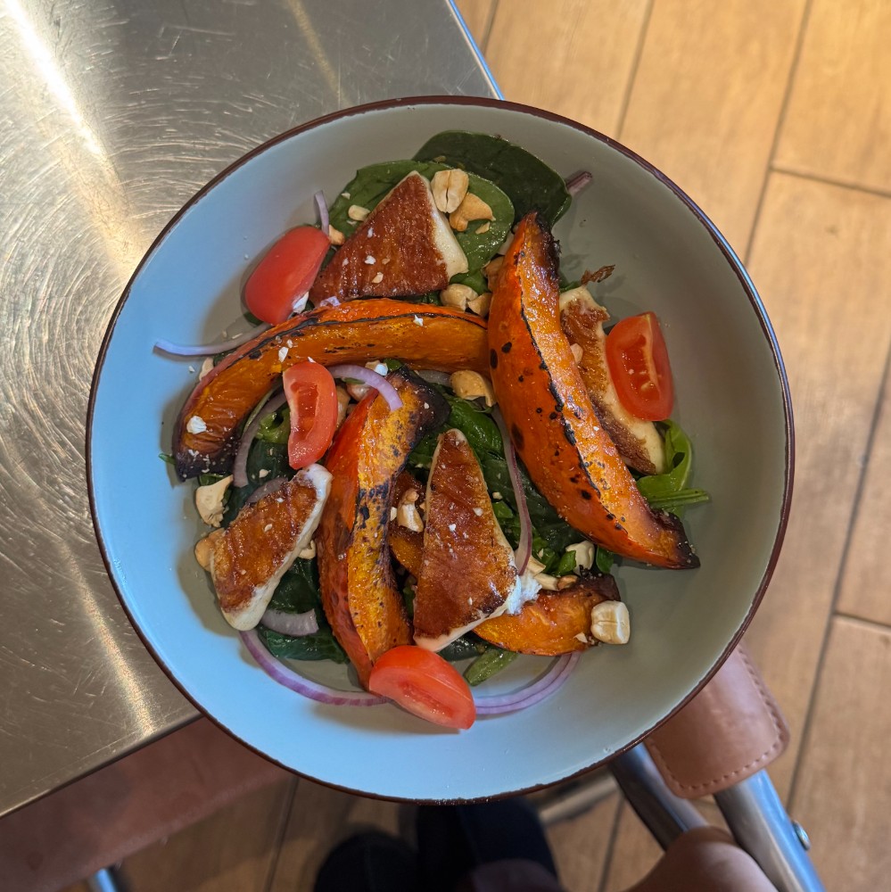 Салат з гарбузом та сиром халумі