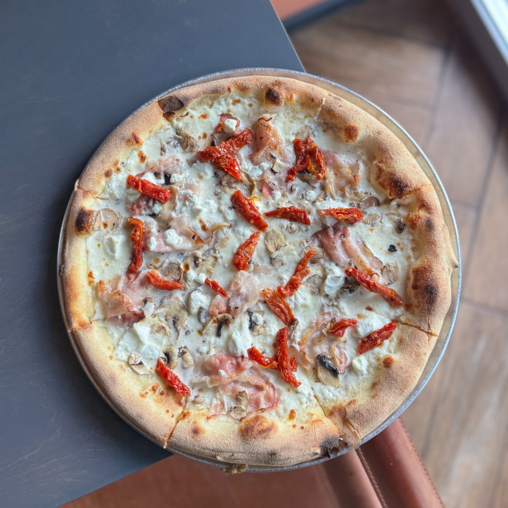 Піца з беконом та вʼяленими томатами 545г/35см