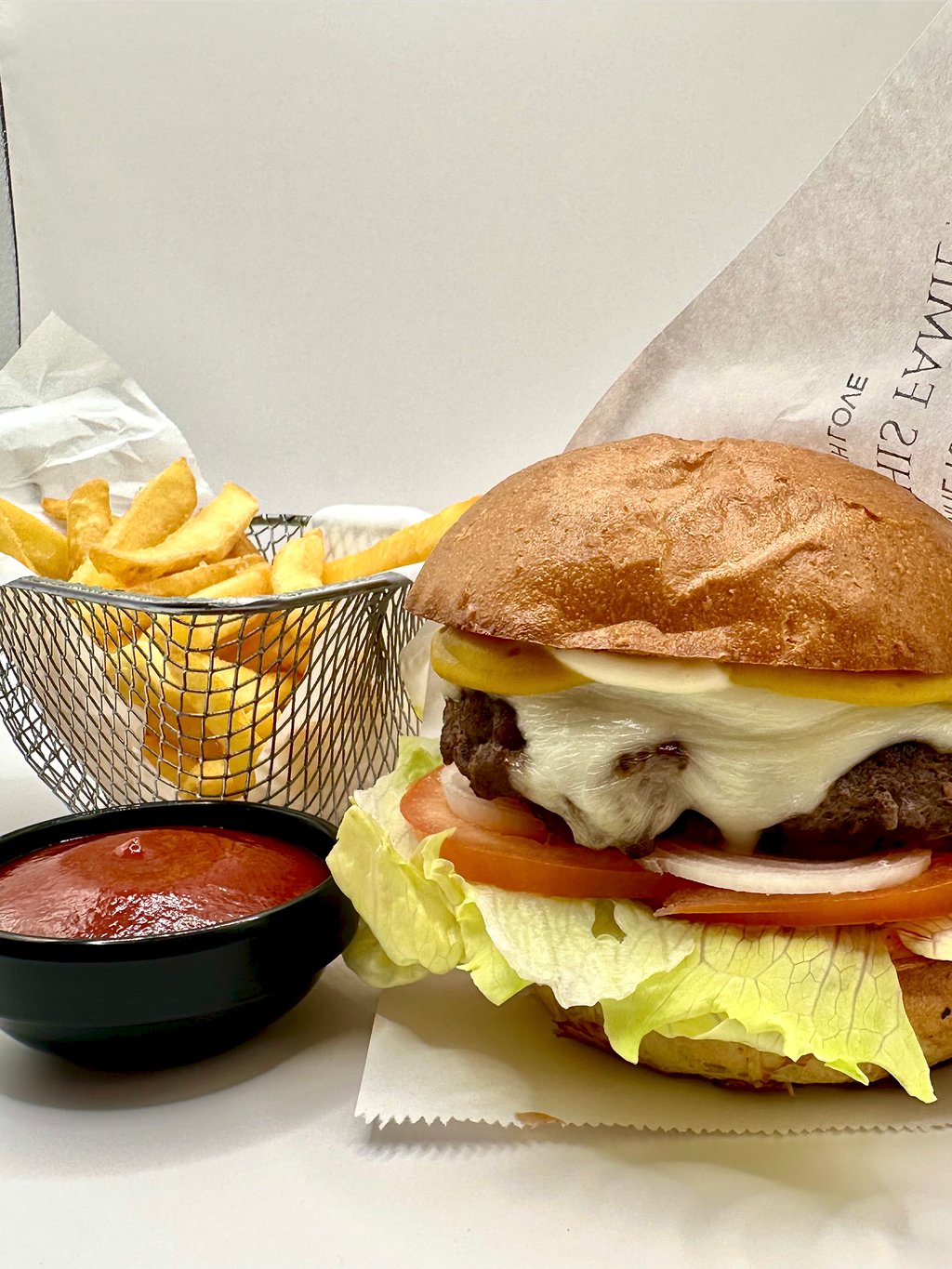 Бургер із телятиною та картоплею фрі