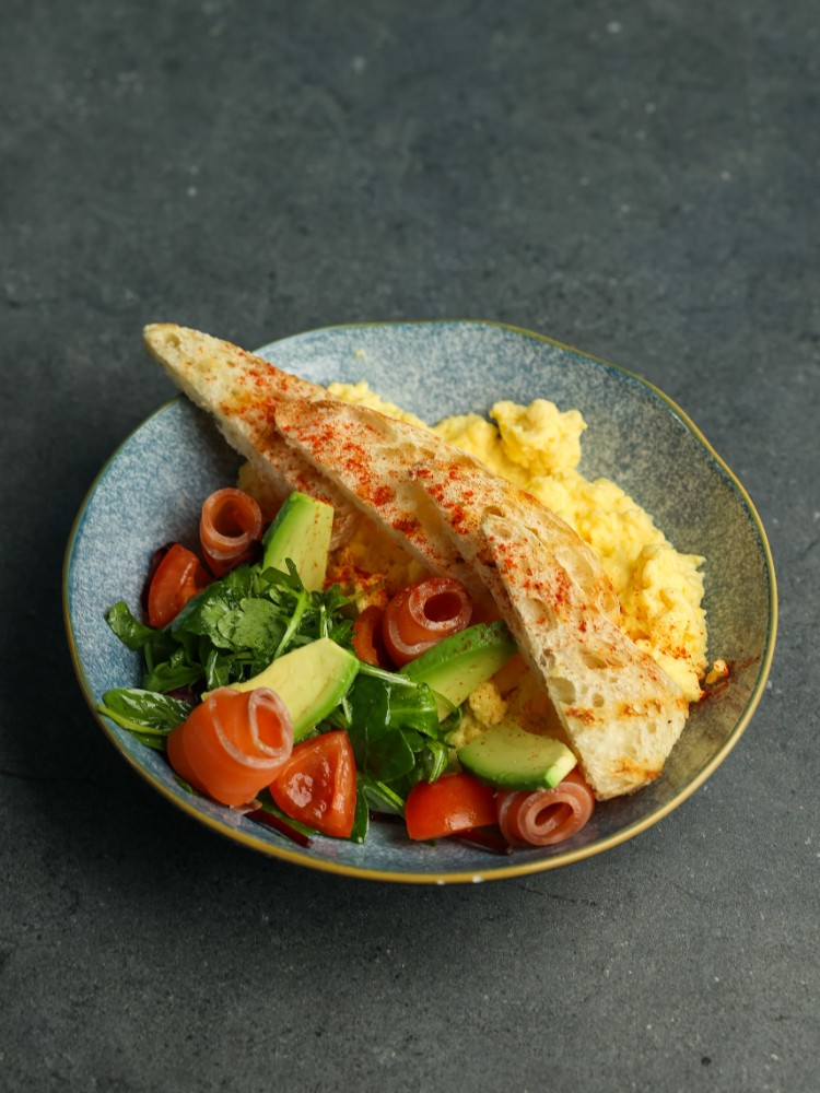 Скрамбл з лососем та авокадо