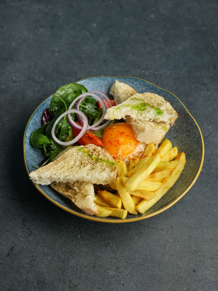 Біфштекс з яйцем та картоплею фрі