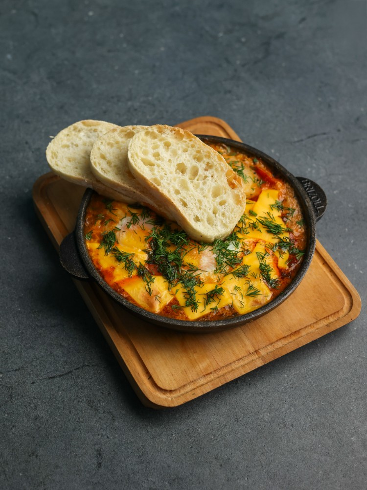 Шакшука з мисливськими ковбасами та сиром Чедер