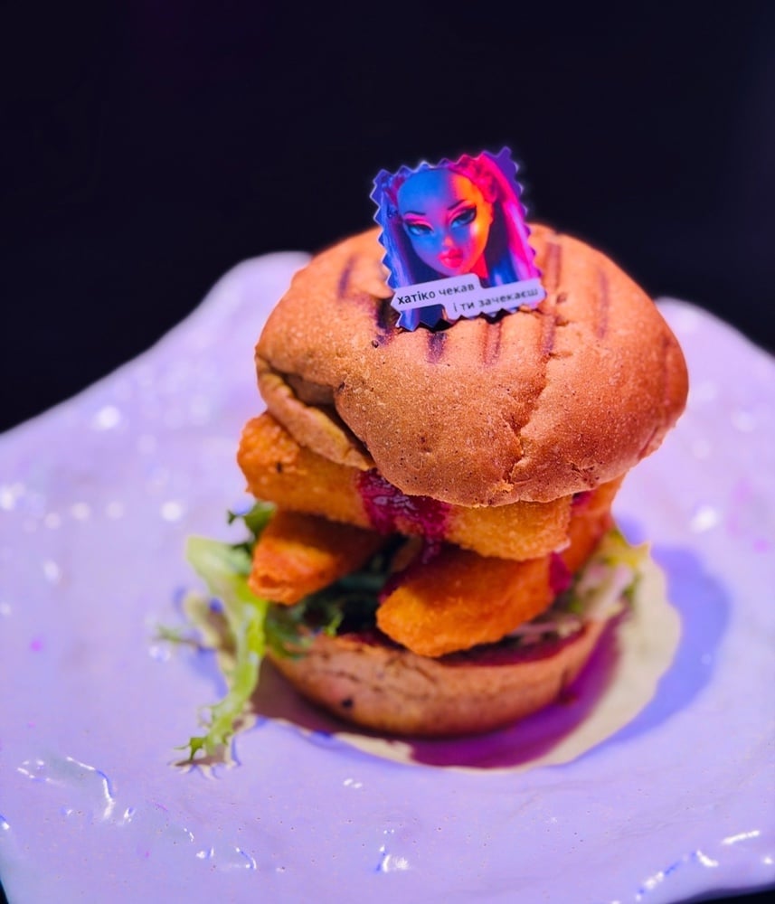 Чікен-бургер з ягідним соусом