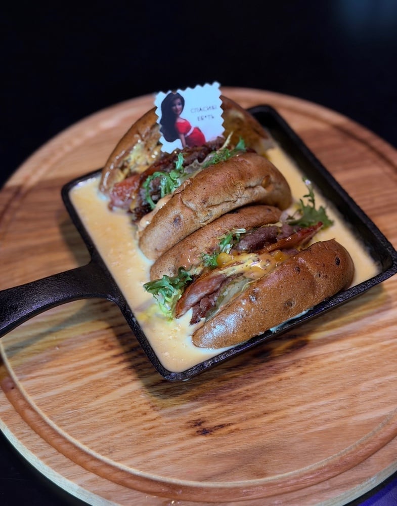 Спайсі-бургер у сирній ванні 