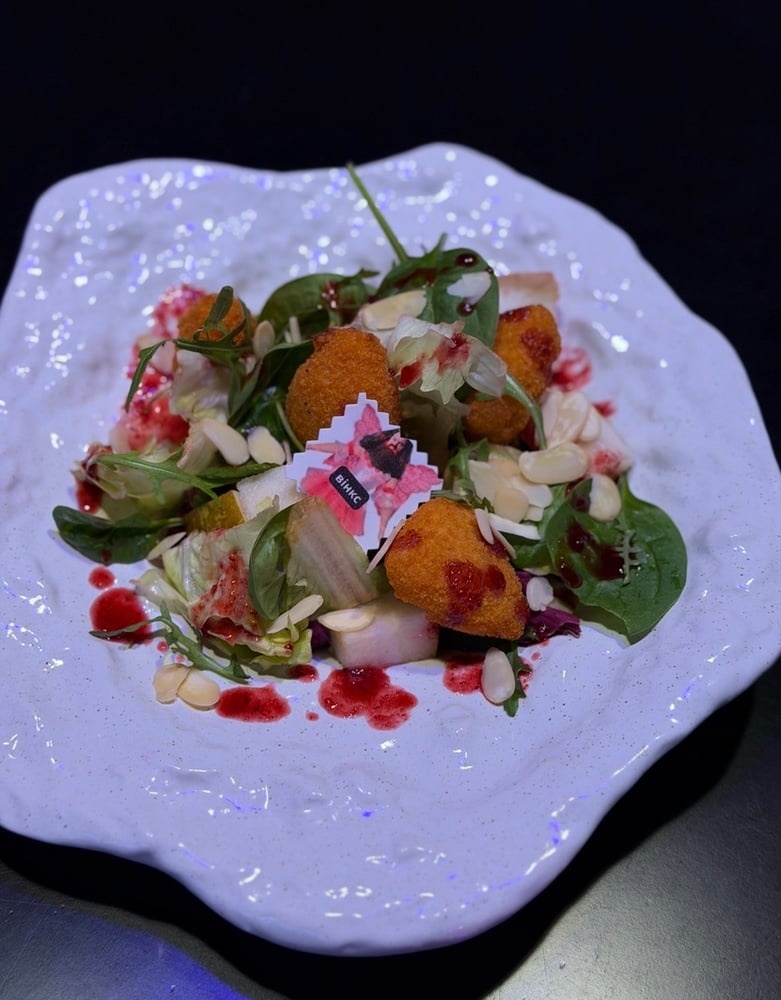 Салат з грушею та смаженим Брі