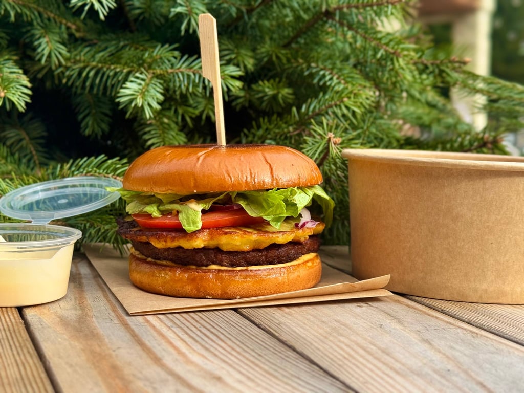 Бургер Довбуша з котлеткою з яловичини та деруном
