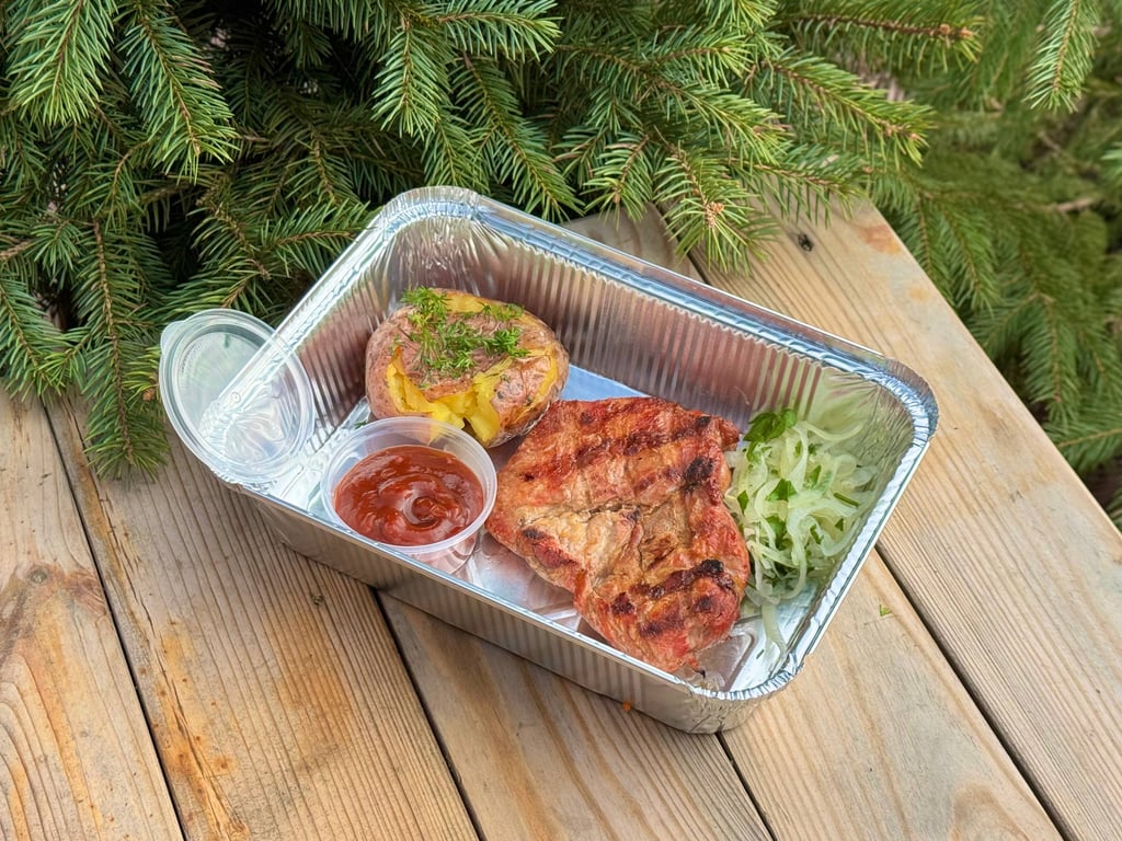 Стейк свинний з картоплею і маринованою цибулею