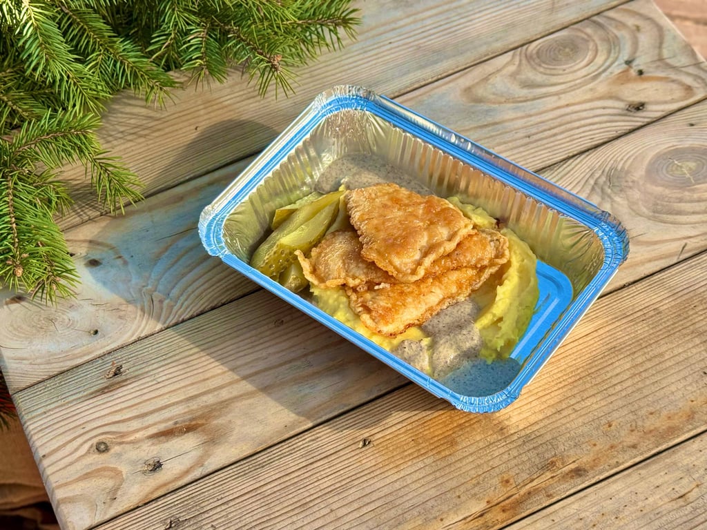 Курячі відбивні з картопляним пюре, грибним соусом та соленим огірочком