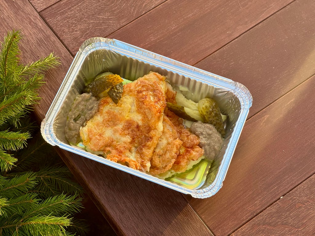 Курячі відбивні з картопляним пюре, грибним соусом та соленими огірочками