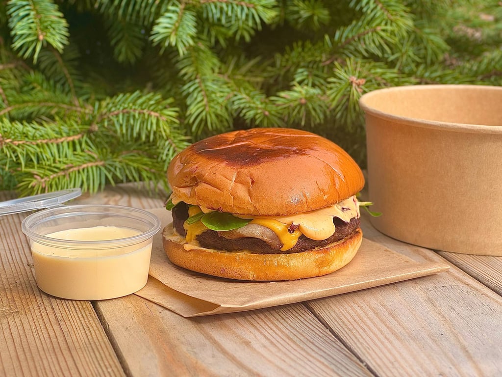 Чізбургер з ягідним соусом та сиром чедер