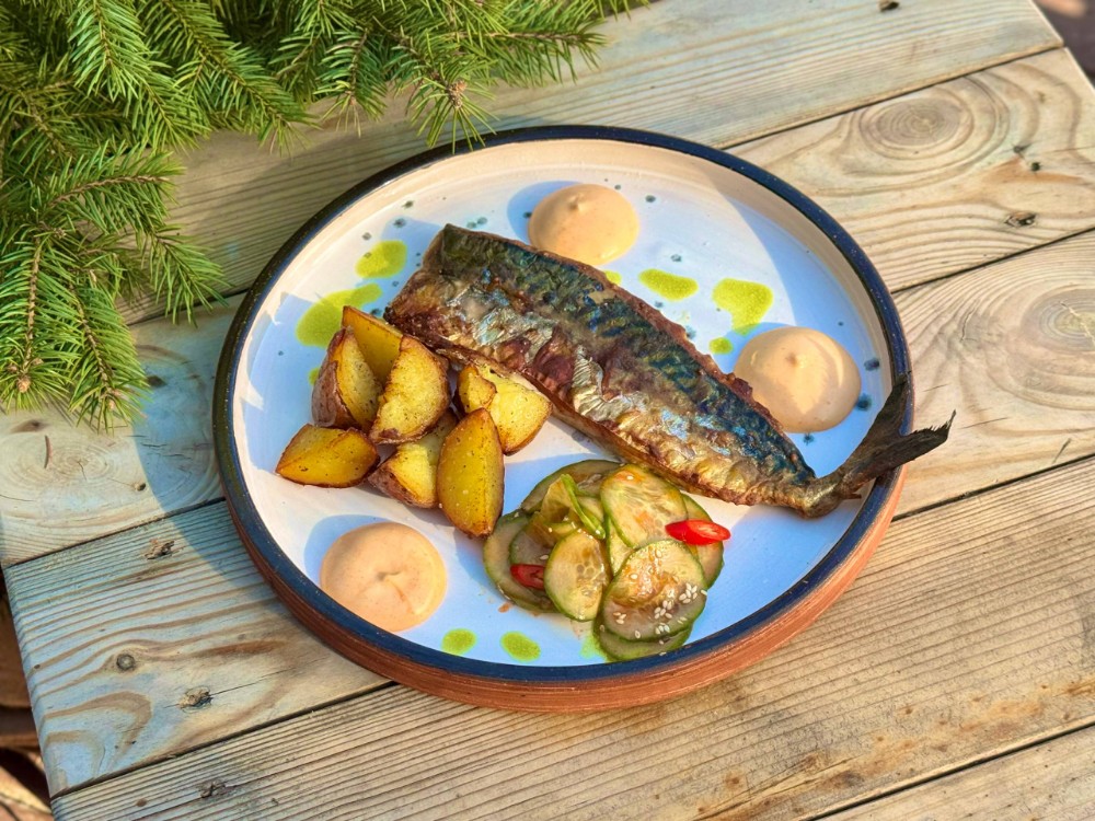 Скумбрія з картоплею та битими огірками
