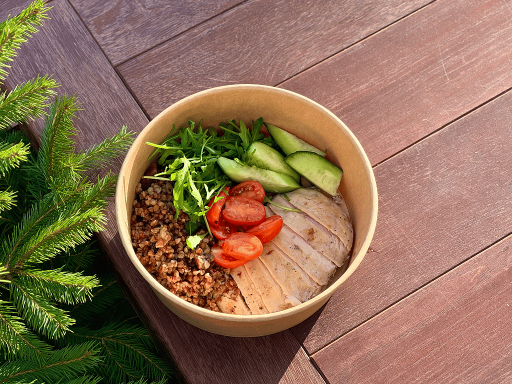 Гречка з куркою сувід, білими грибами та свіжими овочами