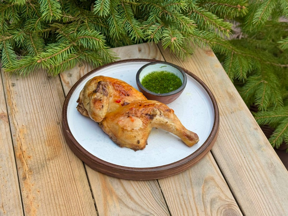 Половинка курча з соусом чімічурі