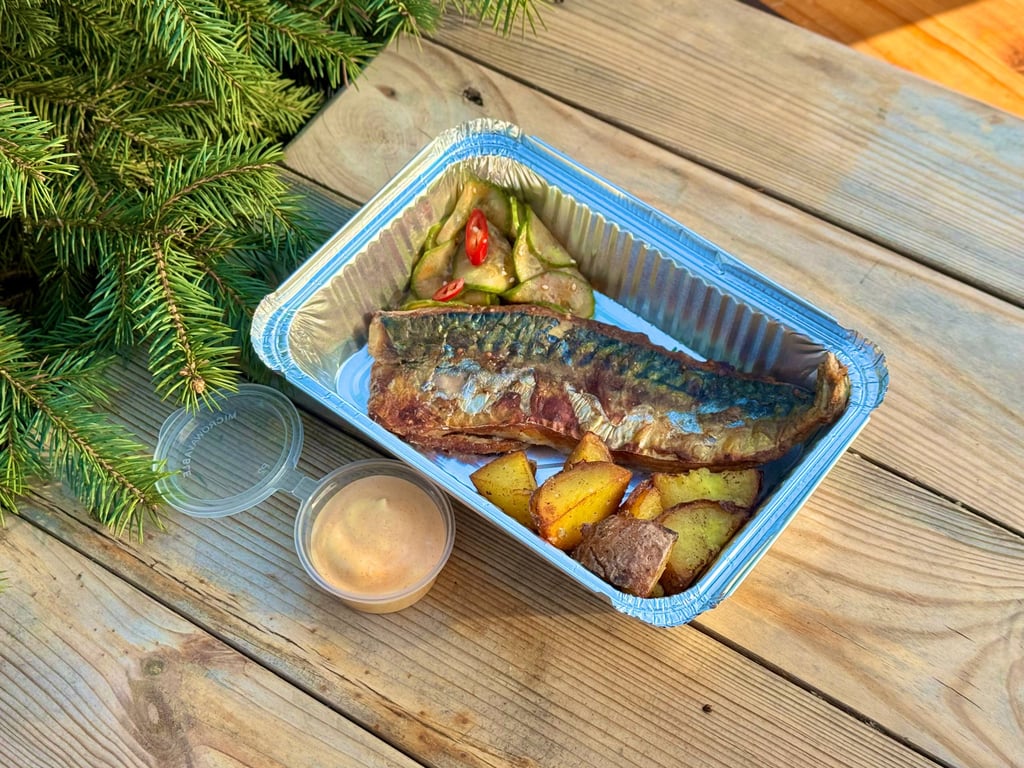 Скумбрія з картоплею та битими огірками