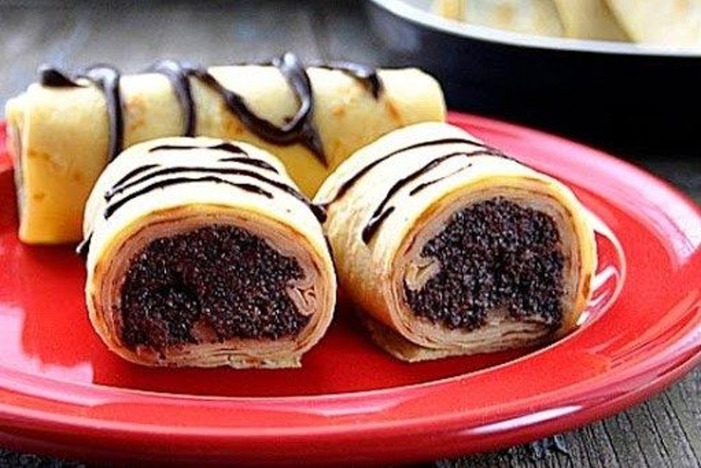 Млинець з яблуками та маком