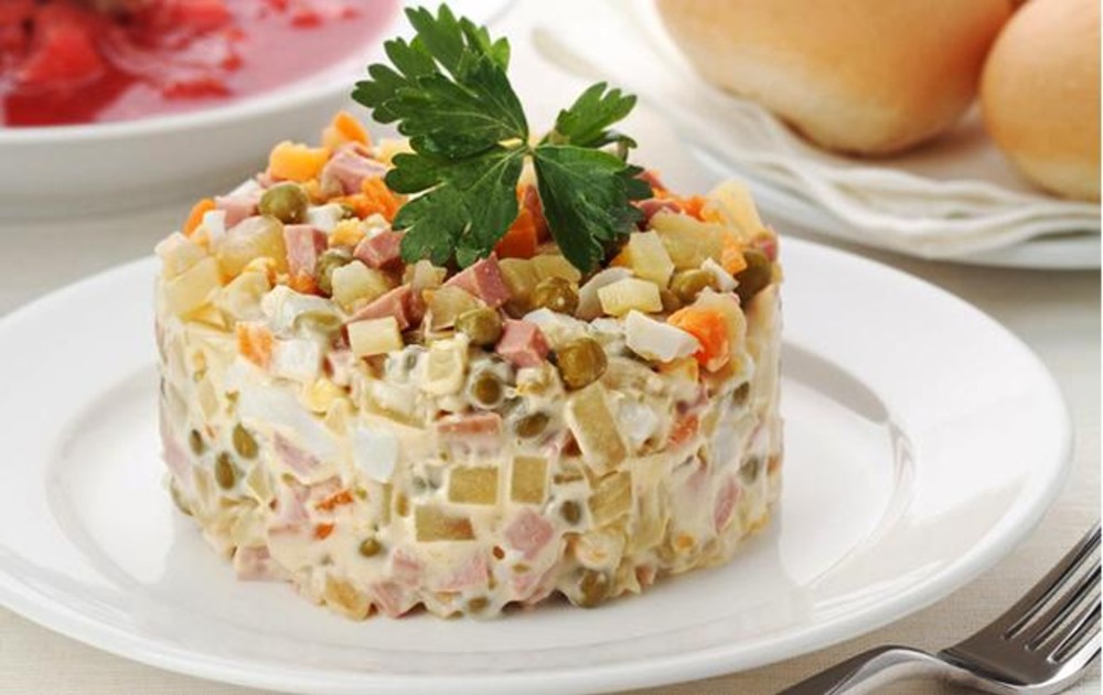 САЛАТ ОЛІВ'Є З КУРКОЮ 