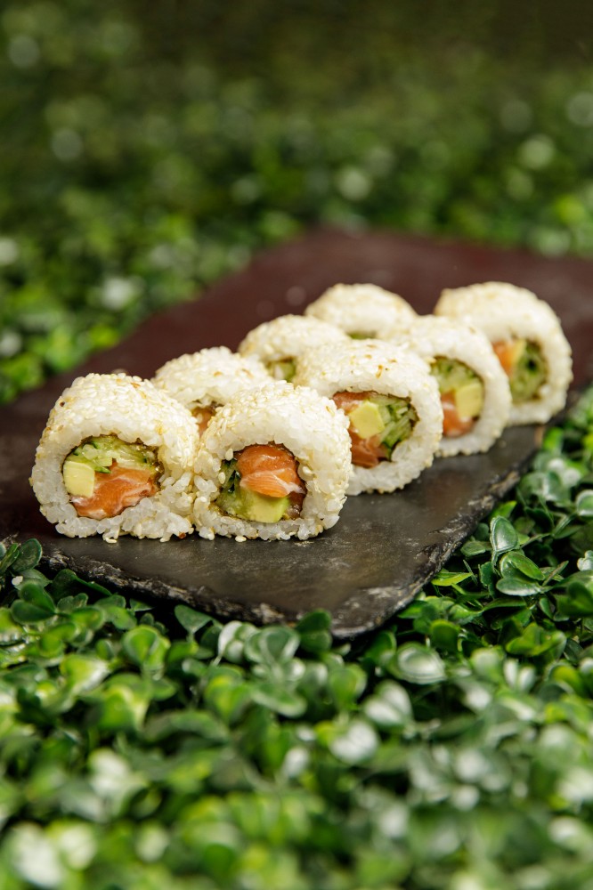 Каліфорнія з лососем в кужуті (220г)