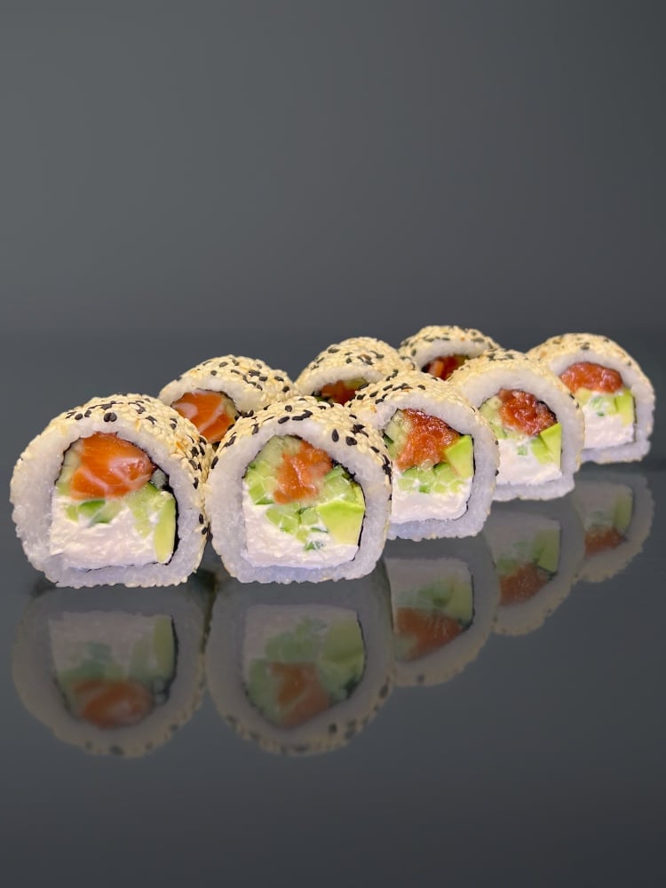 Філадельфія з лососем в кунжуті (250г)