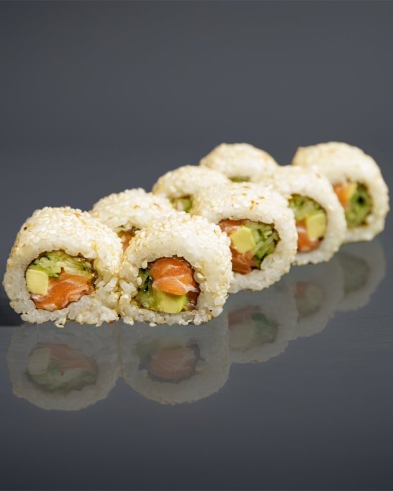 Каліфорнія  з копченим лососем в кунжуті (220г)