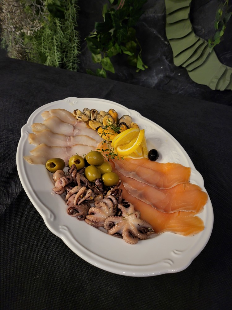 Рибна нарізка (сьомга, масляна, осетер, тунець)