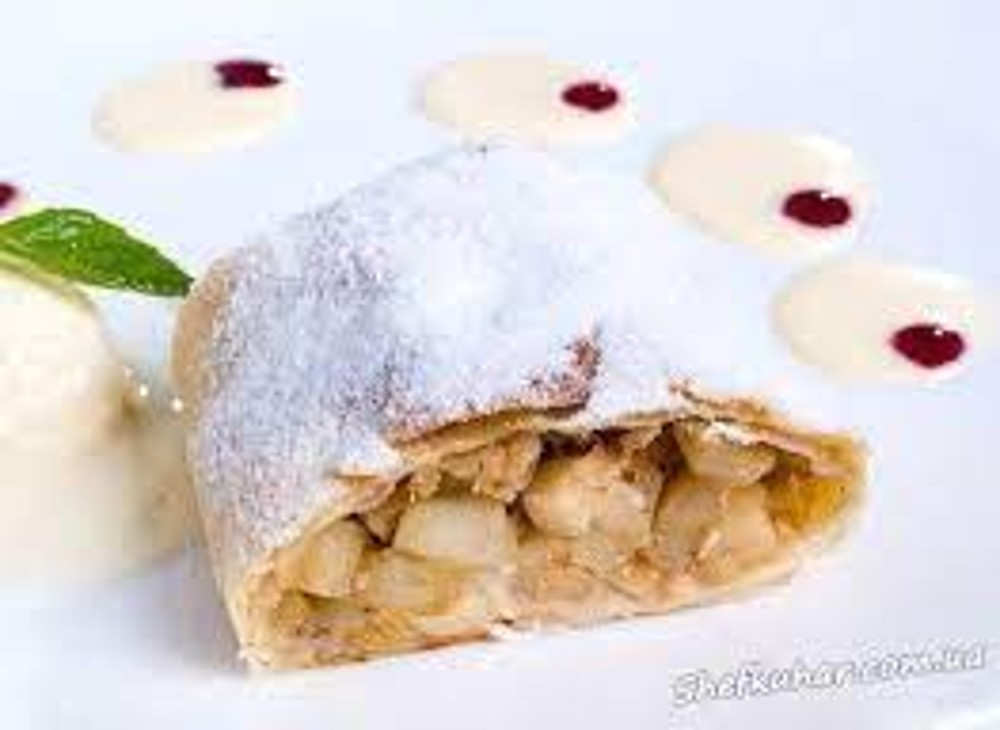 Штрудель з яблуком та морозивом
