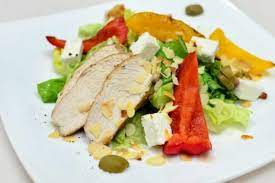 САЛАТ З ЗАПЕЧЕНОЮ КУРКОЮ ТА СИРОМ ФЕТА