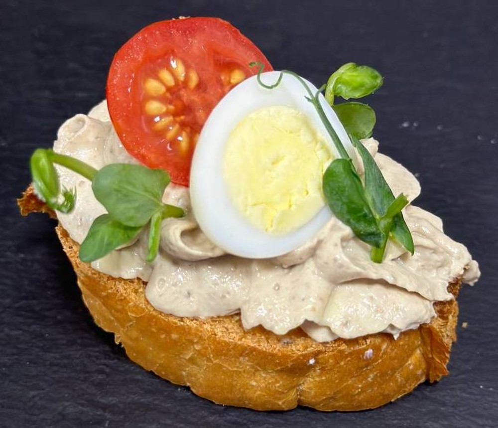 кростіні з печінковим мусом