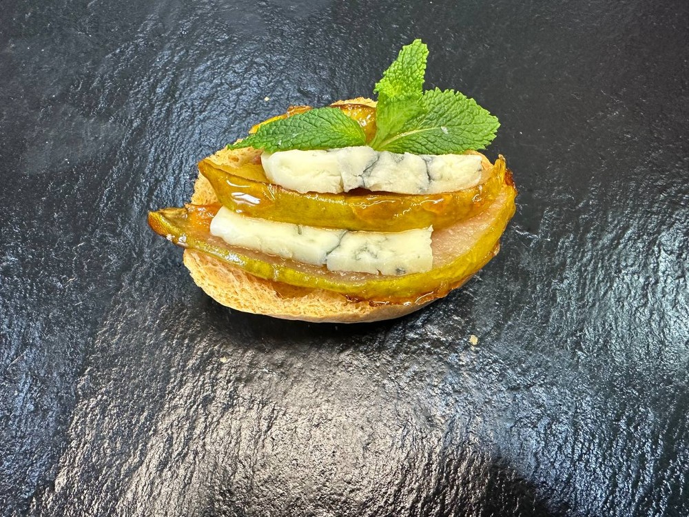 Брускета з грушею та горгонзолою