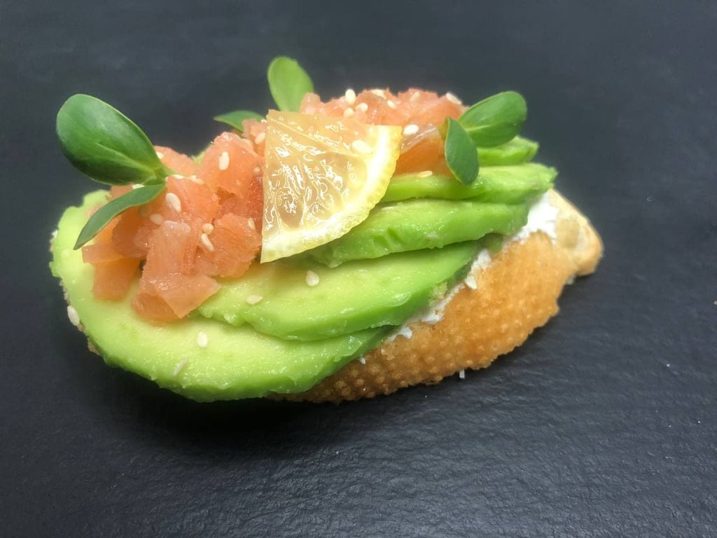 Брускета з лососем та авокадо 
