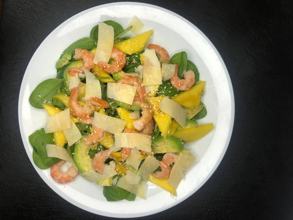 Салат з креветкою і авокадо та манго 200гр